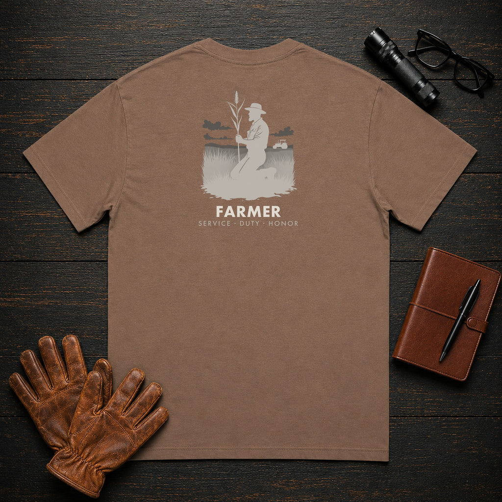 Farmer t-shirt in Espresso, Examining the Crop (Male)
